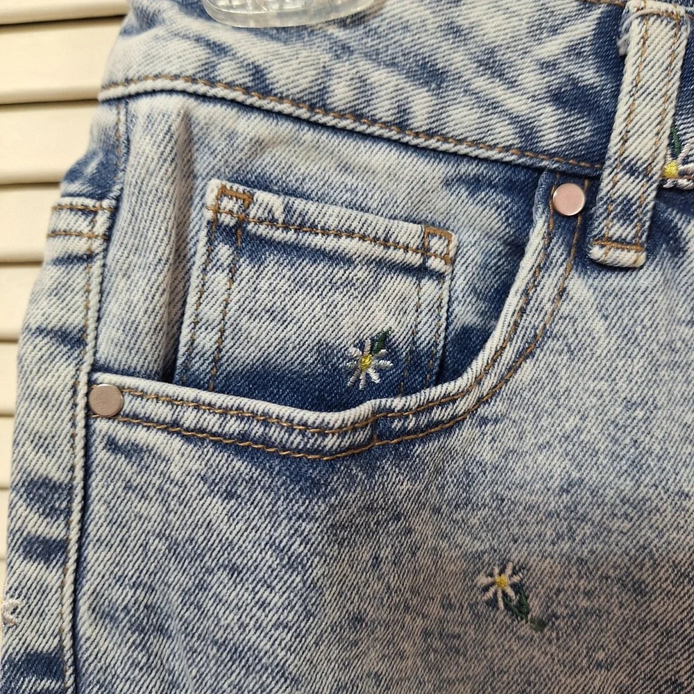 Material Girl Light Acid Wash Distressed Daisy Embroidered High Rise Jeans Sz S